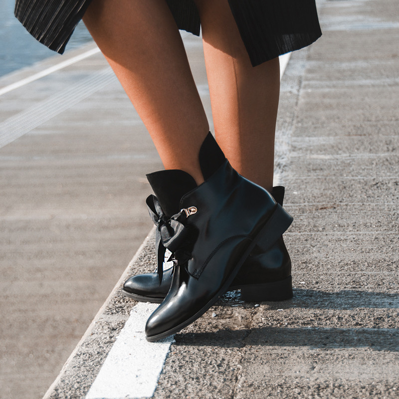 Skórzane sztyblety kokardziaki czarne