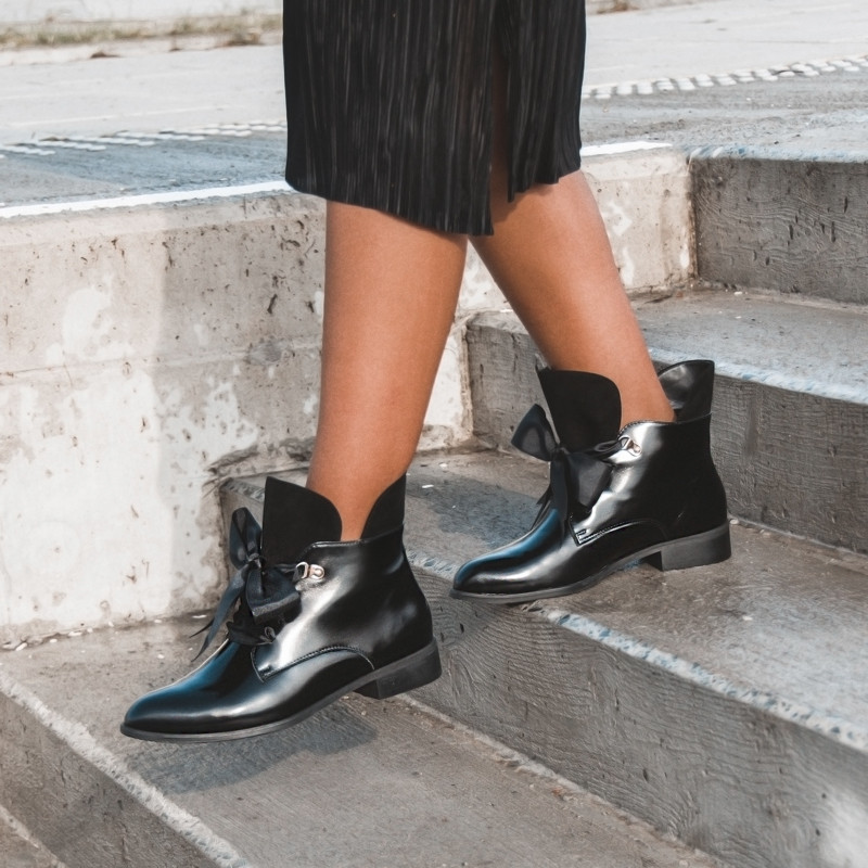 Skórzane sztyblety kokardziaki czarne