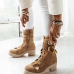 Botki zamszowe z klamerkami Unique Rock beżowe