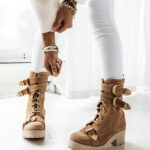 Botki zamszowe z klamerkami Unique Rock beżowe