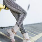 Spodnie rurki Pepero wężowe beżowe