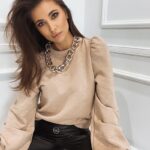 Bluza elegancka z łańcuchem Chain beżowa