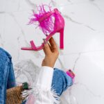 Sandały z piórami Madam Sontre fuksja