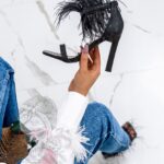 Sandały z piórami Madam Sontre czarne