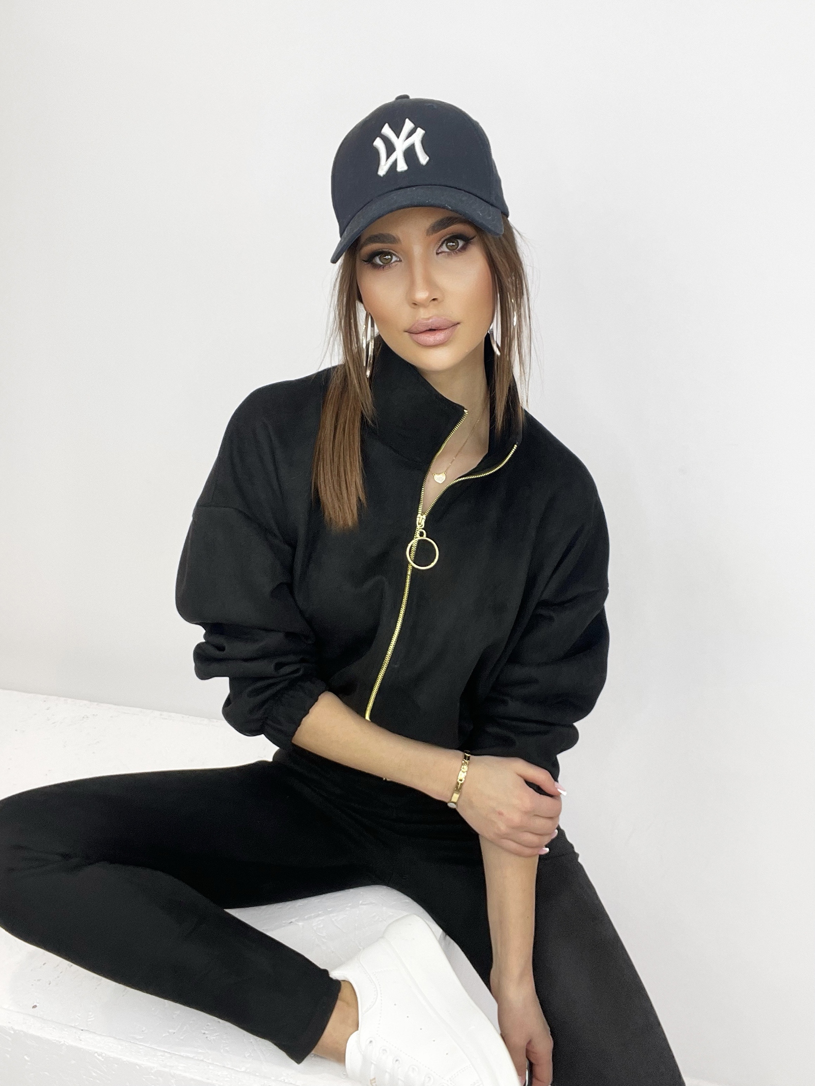 Komplet zamszowy z haftowanym logo Carmen czarny