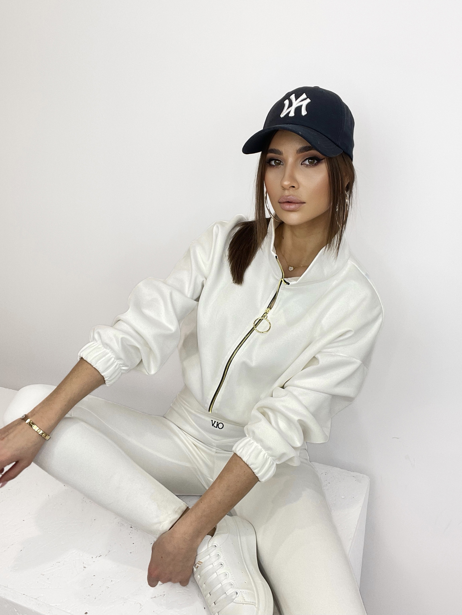 Komplet zamszowy z haftowanym logo Carmen ecru