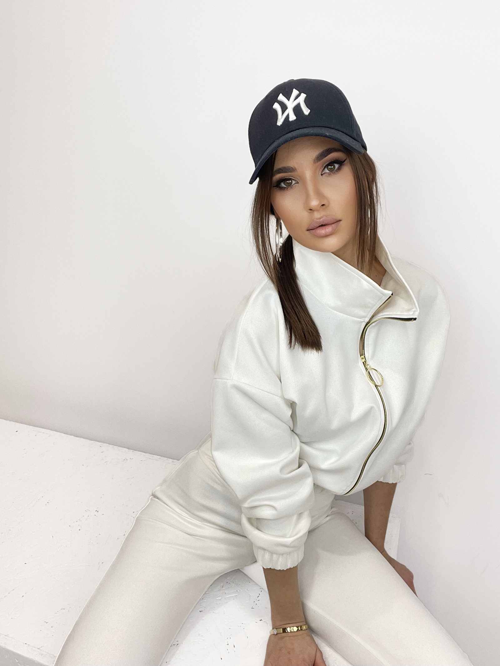 Komplet zamszowy z haftowanym logo Carmen ecru