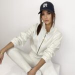 Komplet zamszowy z haftowanym logo Carmen ecru