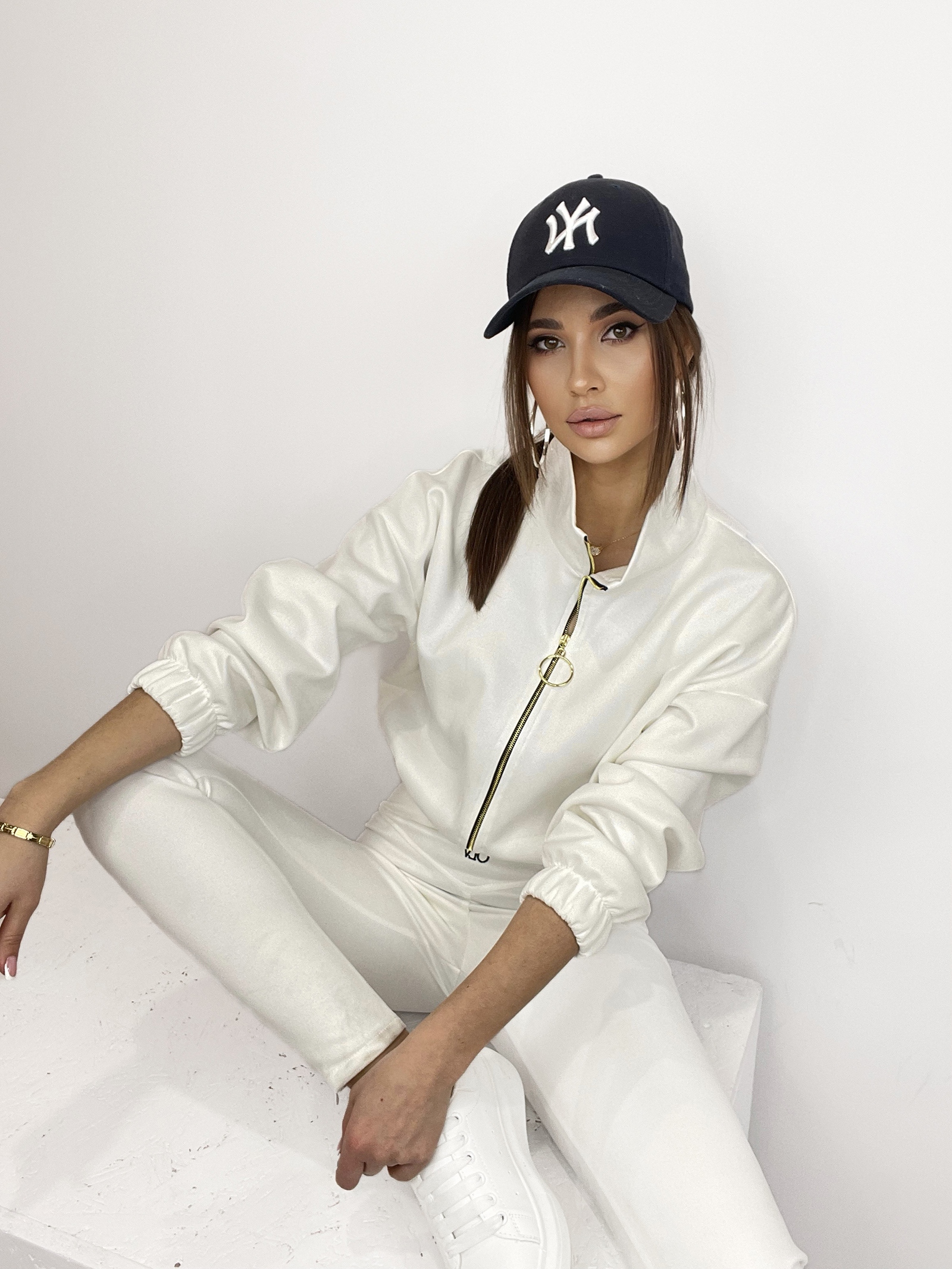 Komplet zamszowy z haftowanym logo Carmen ecru