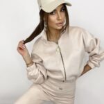 Komplet zamszowy z haftowanym logo Carmen pudrowy