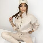 Komplet zamszowy z haftowanym logo Carmen pudrowy