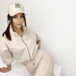 Komplet zamszowy z haftowanym logo Carmen pudrowy