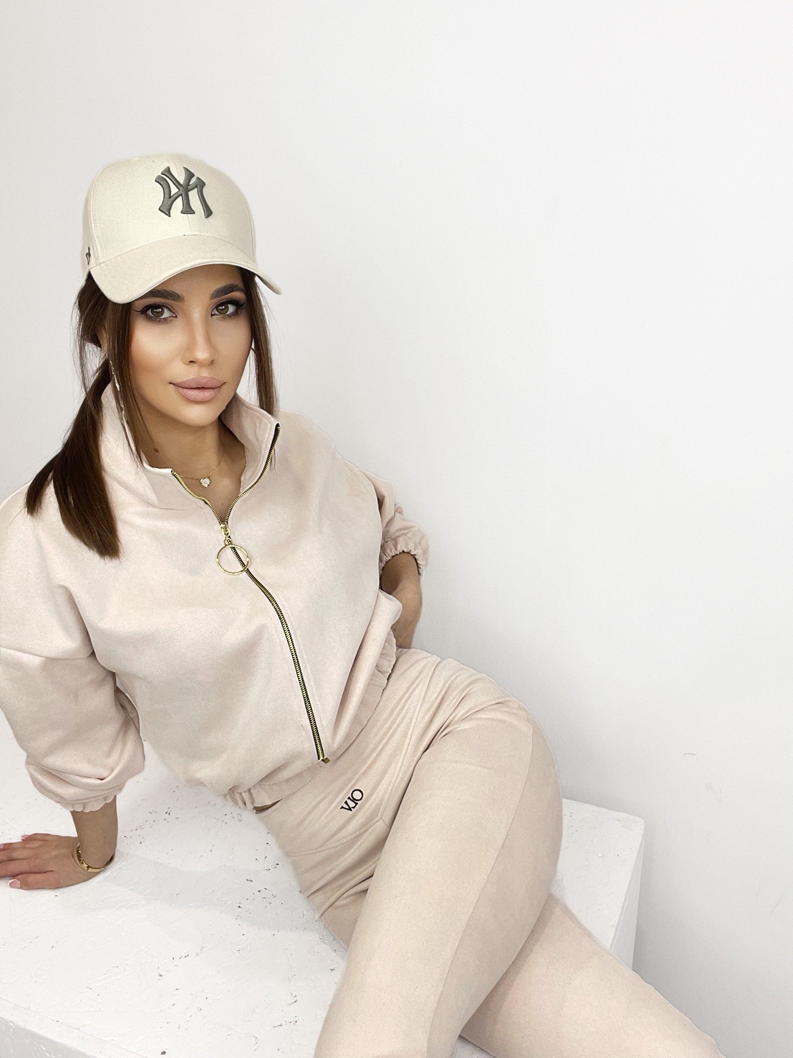 Komplet zamszowy z haftowanym logo Carmen pudrowy Komplet zamszowy z haftowanym logo Carmen pudrowy