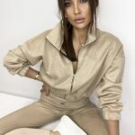 Komplet zamszowy z haftowanym logo Carmen beżowy