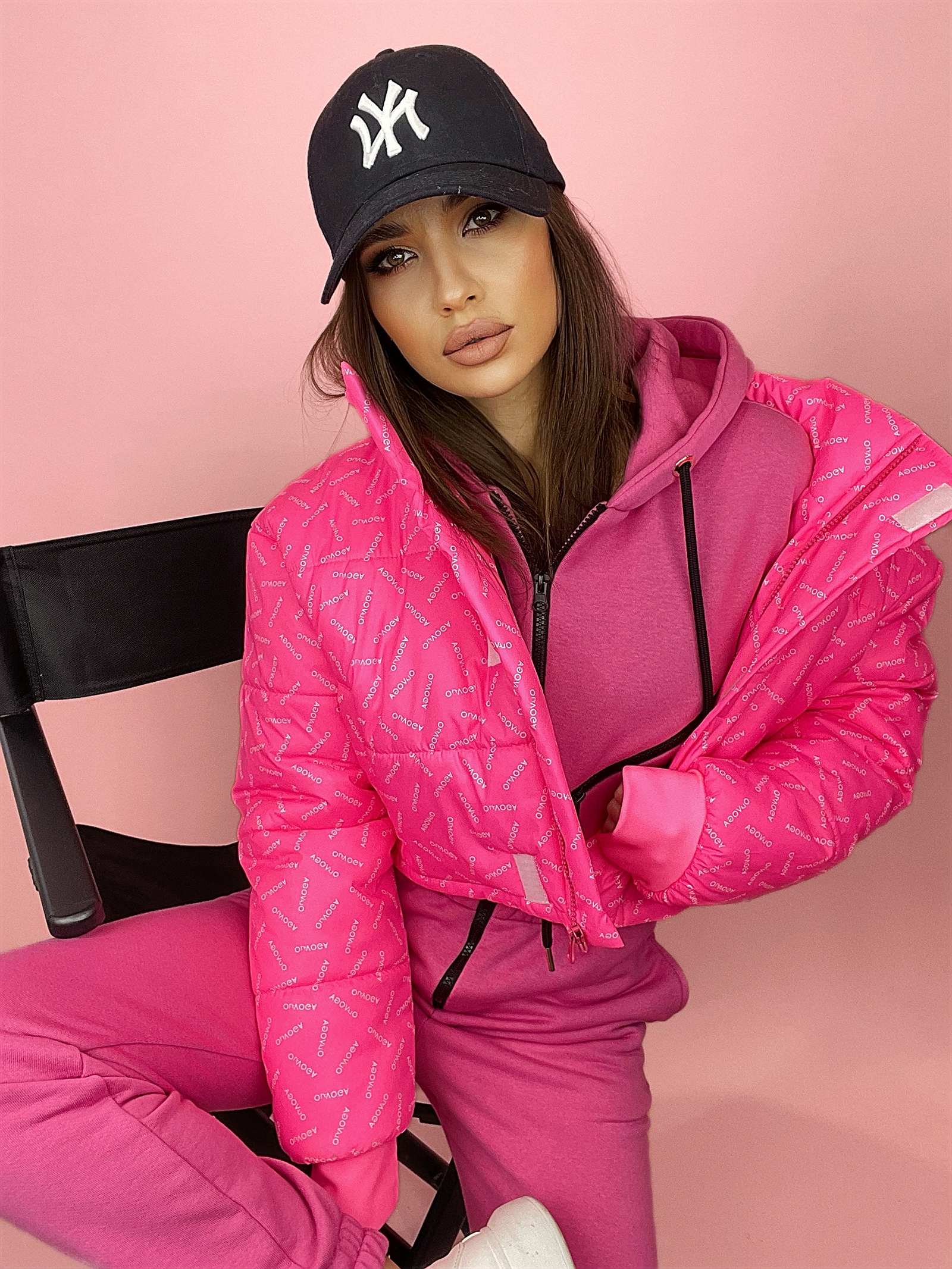 Kurtka bomberka logowana O'la Voga Print neonowa różowa