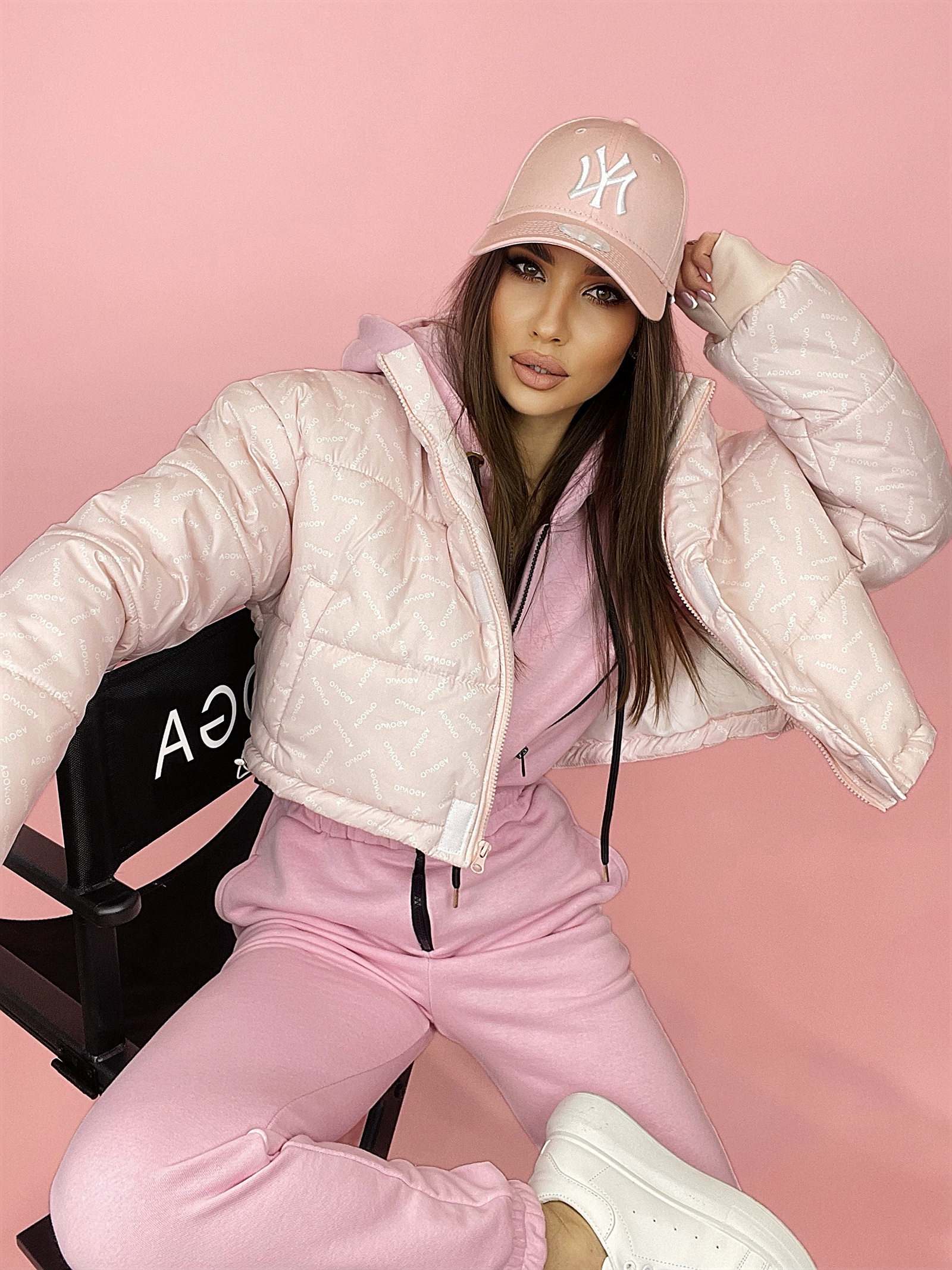 Kurtka bomberka logowana O'la Voga Print pudrowa Kurtka bomberka logowana O'la Voga Print pudrowa