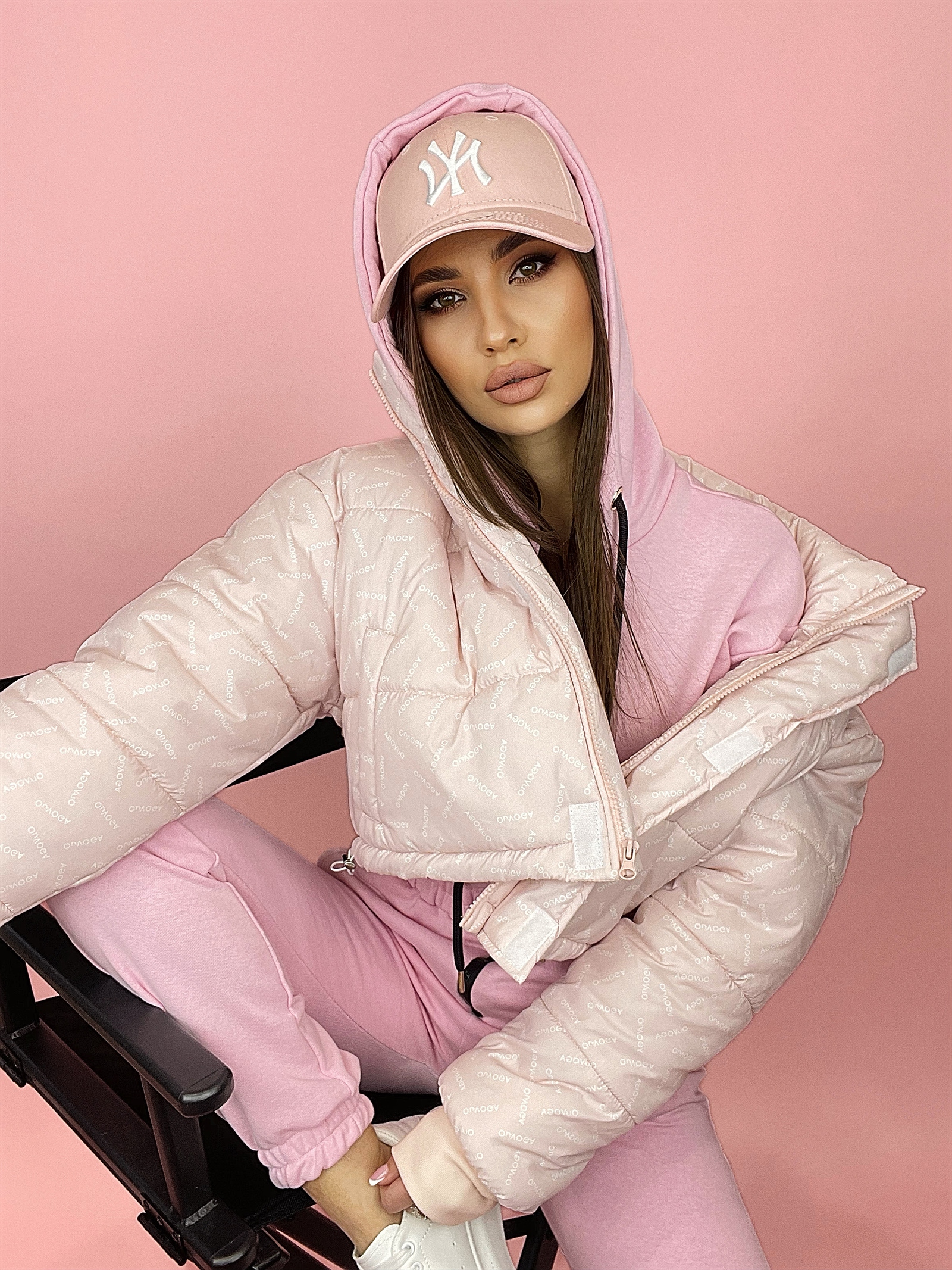 Kurtka bomberka logowana O'la Voga Print pudrowa Kurtka bomberka logowana O'la Voga Print pudrowa