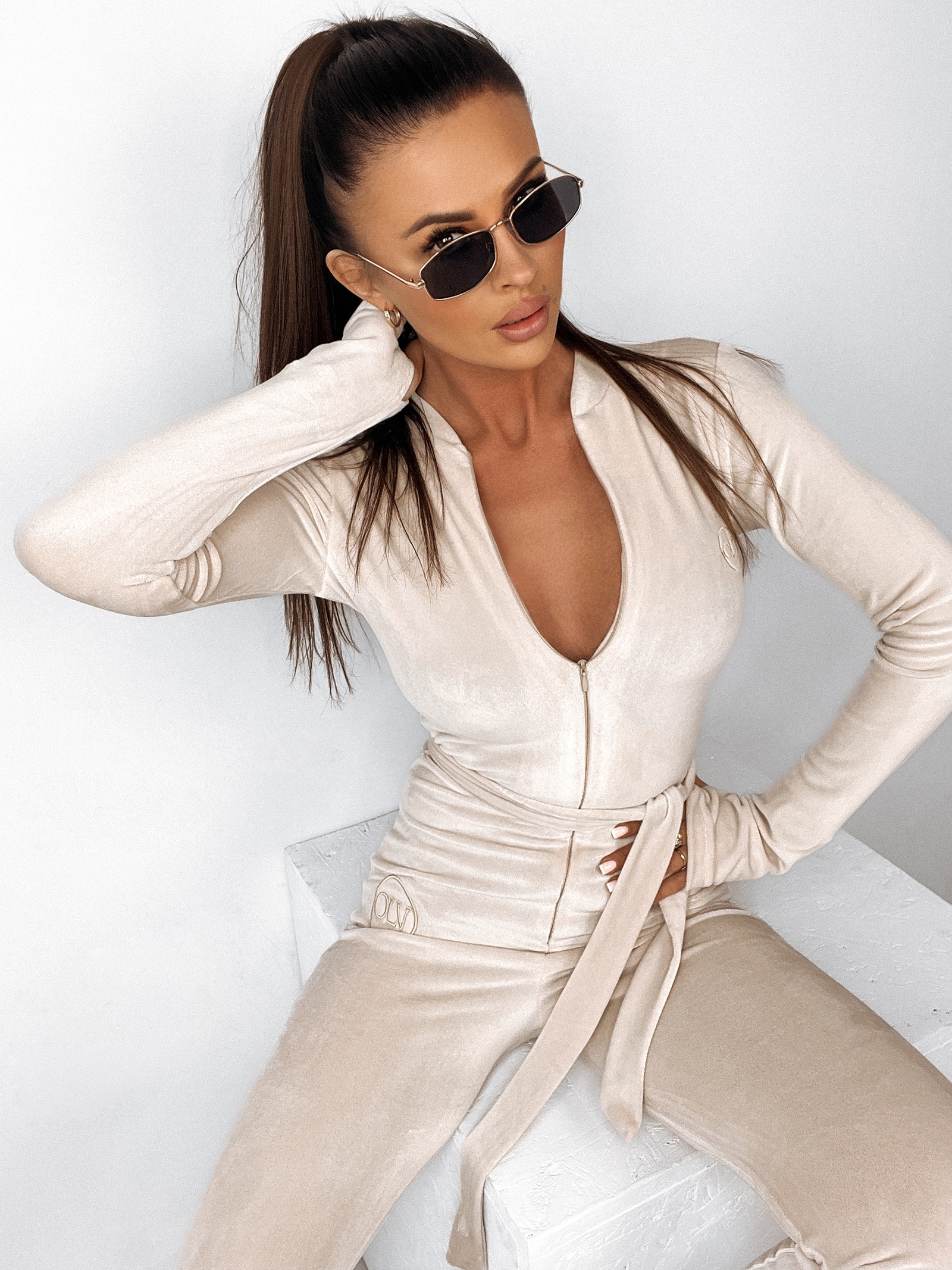 Kombinezon dopasowany welurowy Cler beżowy