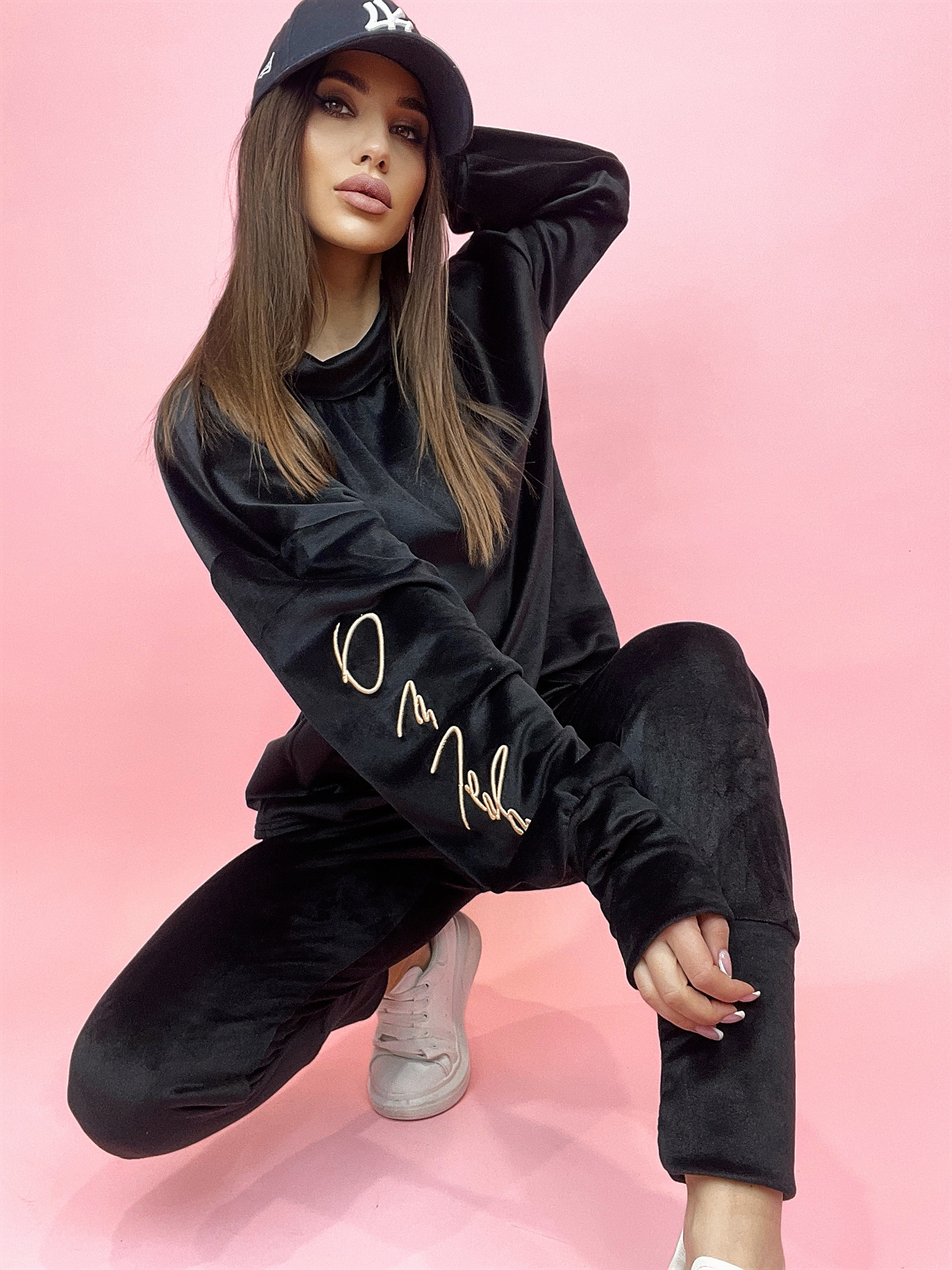 Komplet welurowy z haftem Kiss czarny