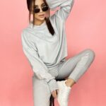 Komplet welurowy z haftem Kiss szary