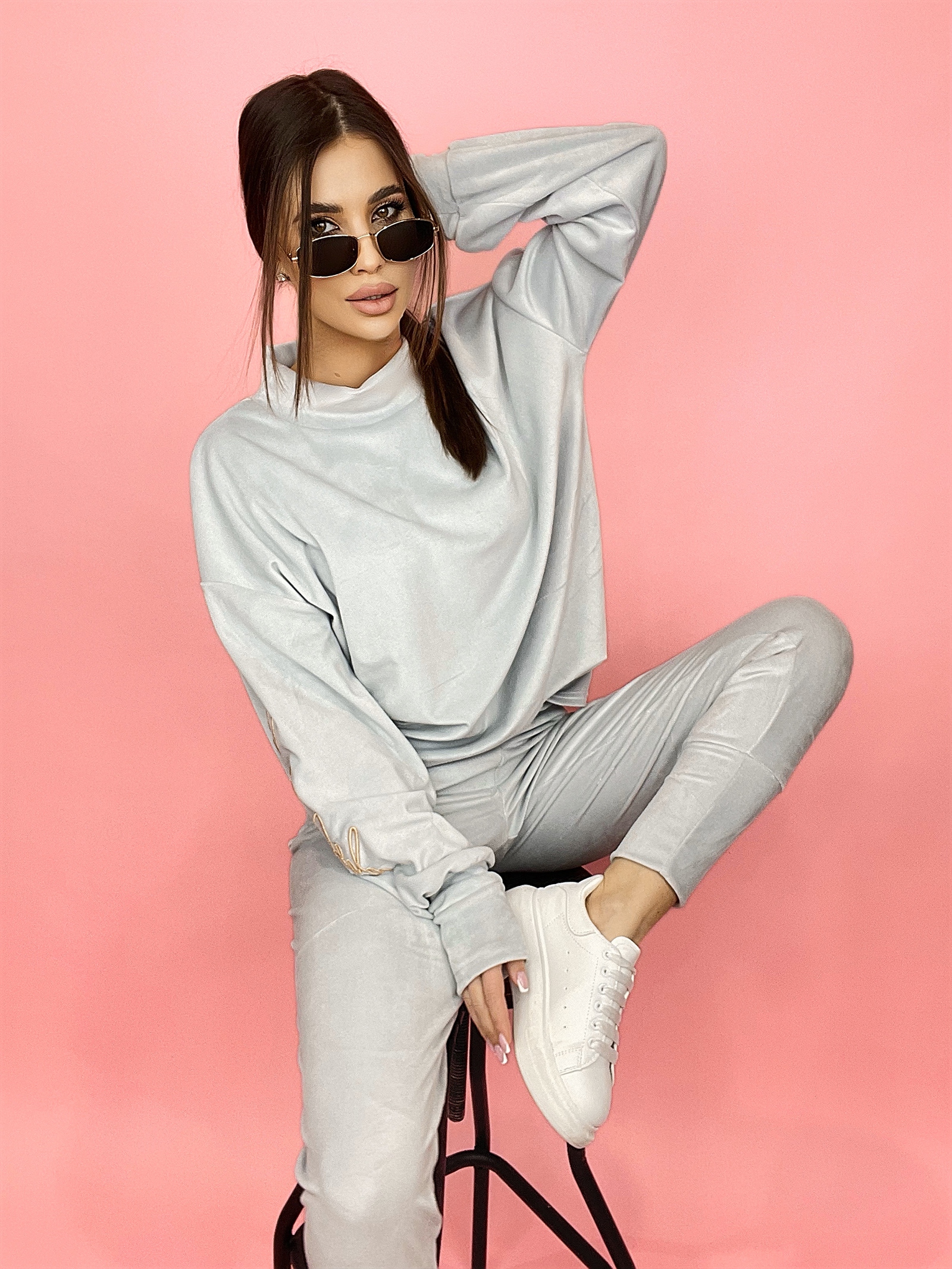 Komplet welurowy z haftem Kiss szary