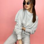 Komplet welurowy z haftem Kiss szary