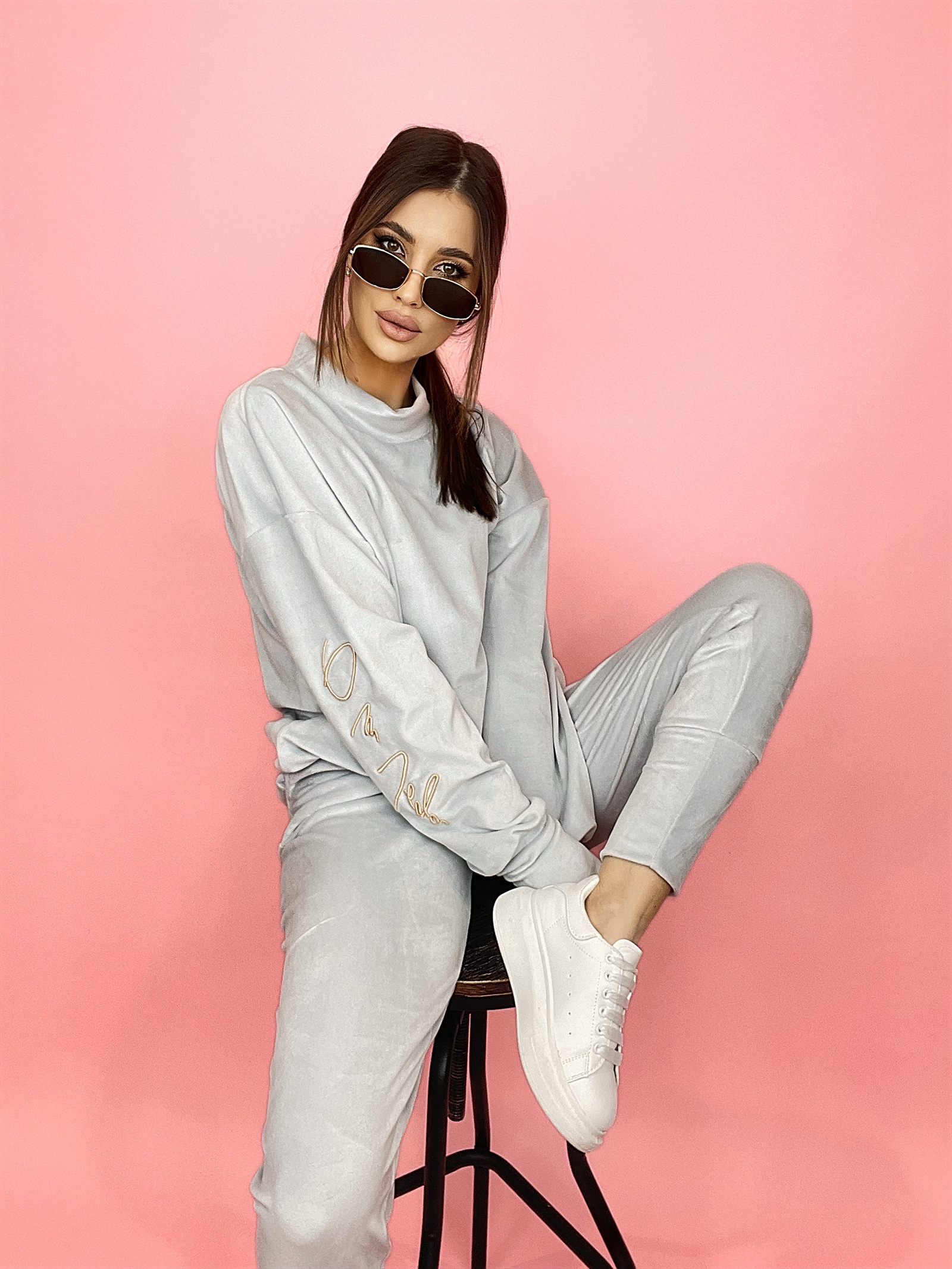 Komplet welurowy z haftem Kiss szary Komplet welurowy z haftem Kiss szary