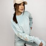 Komplet welurowy z haftem Kiss błękitny