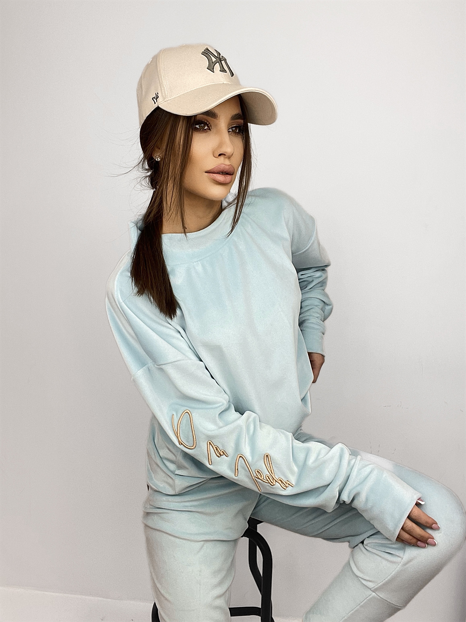 Komplet welurowy z haftem Kiss błękitny