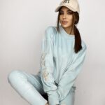 Komplet welurowy z haftem Kiss błękitny