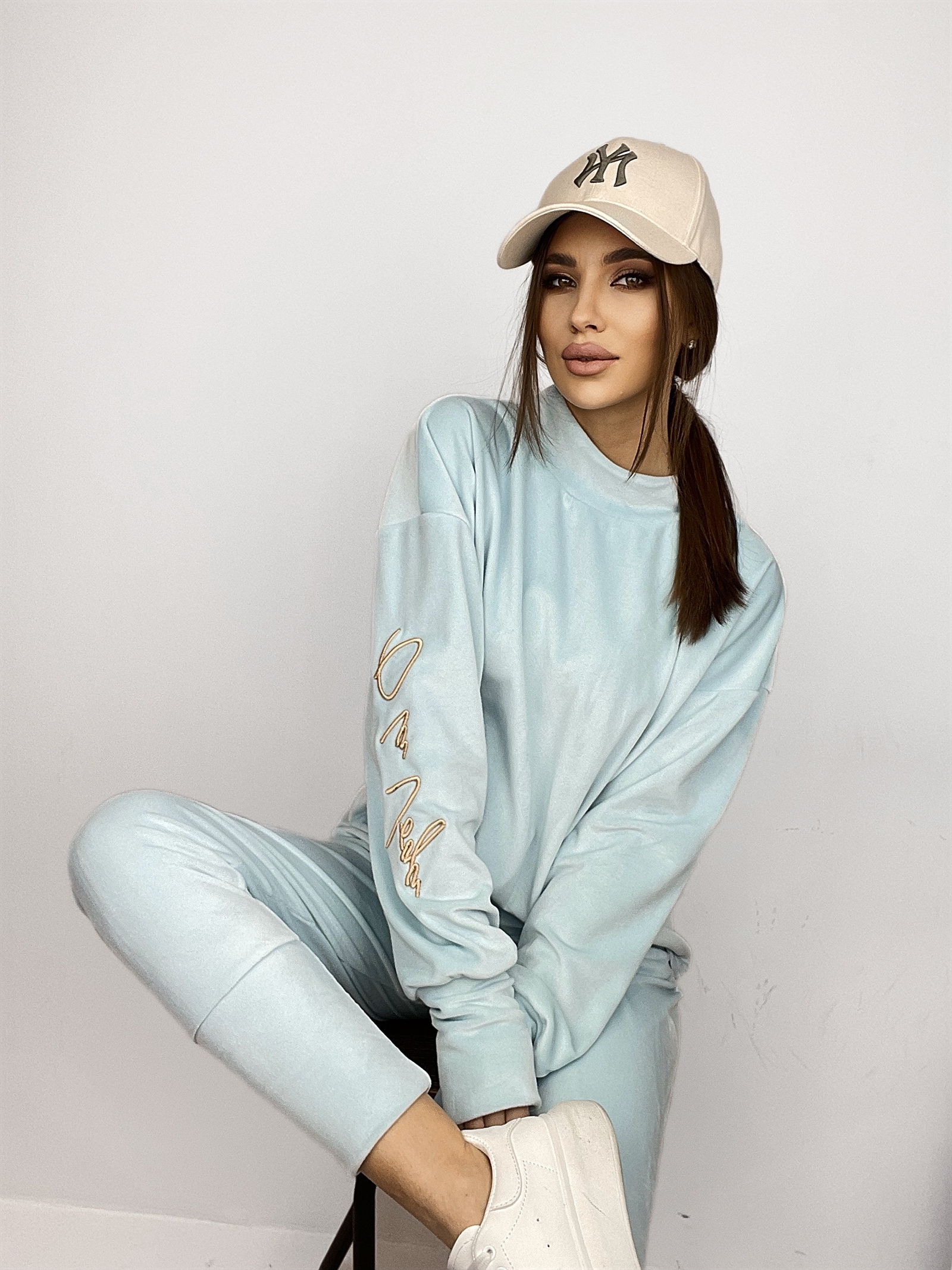 Komplet welurowy z haftem Kiss błękitny