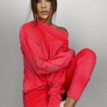 Komplet welurowy z haftem Kiss neonowy róż