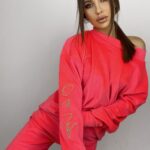 Komplet welurowy z haftem Kiss neonowy róż