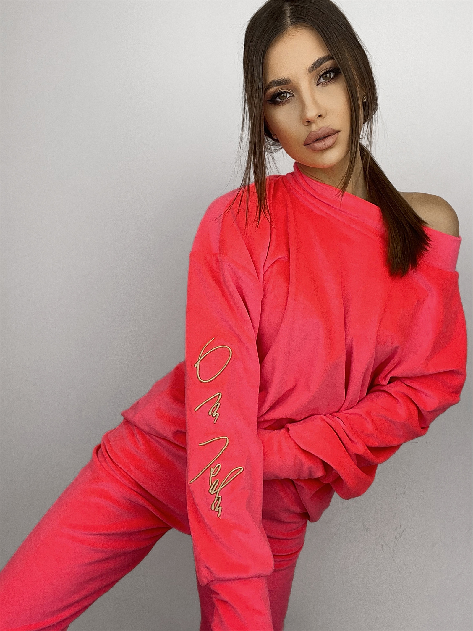 Komplet welurowy z haftem Kiss neonowy róż Komplet welurowy z haftem Kiss neonowy róż