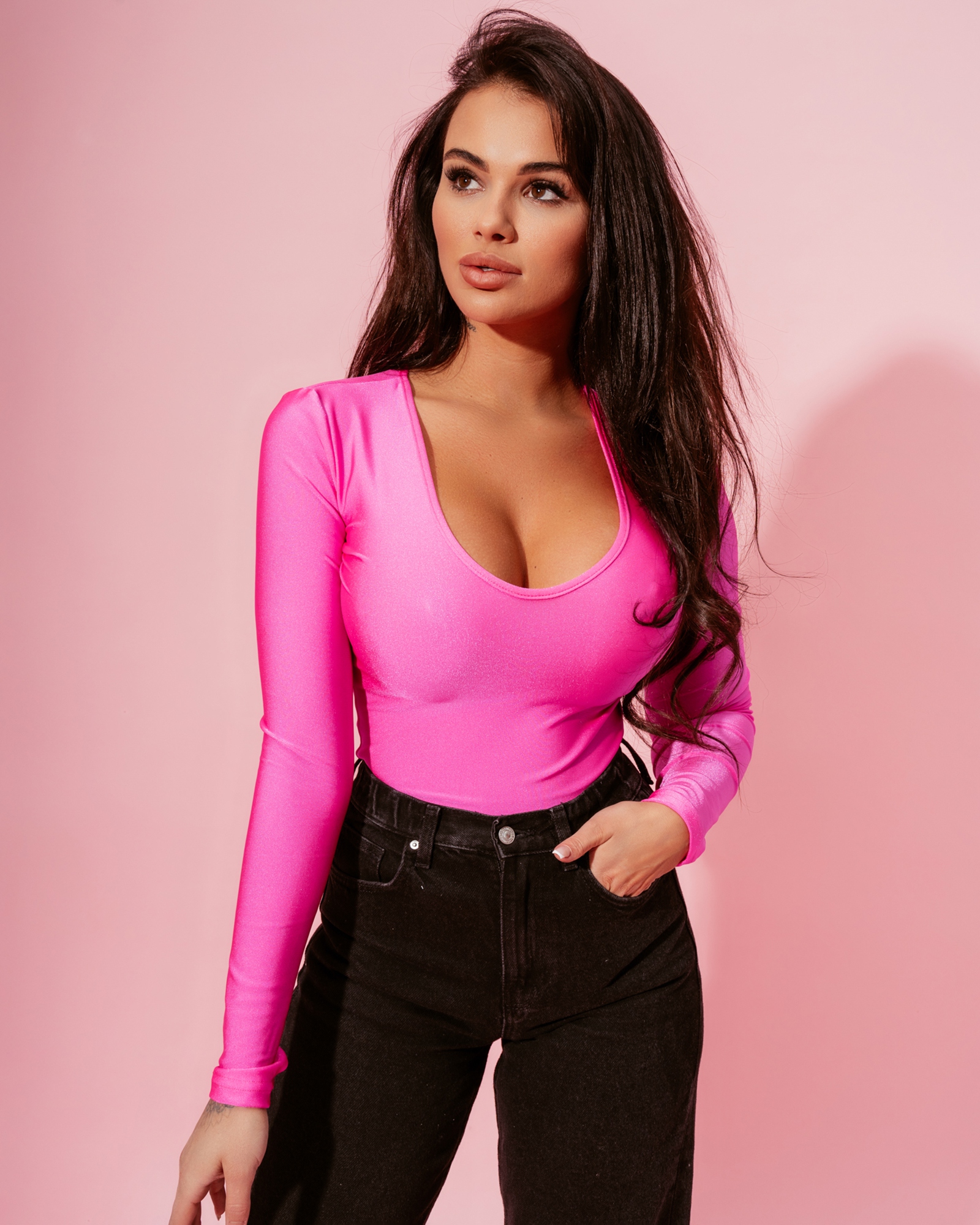 Body z dekoltem połyskujące Not amarantowe