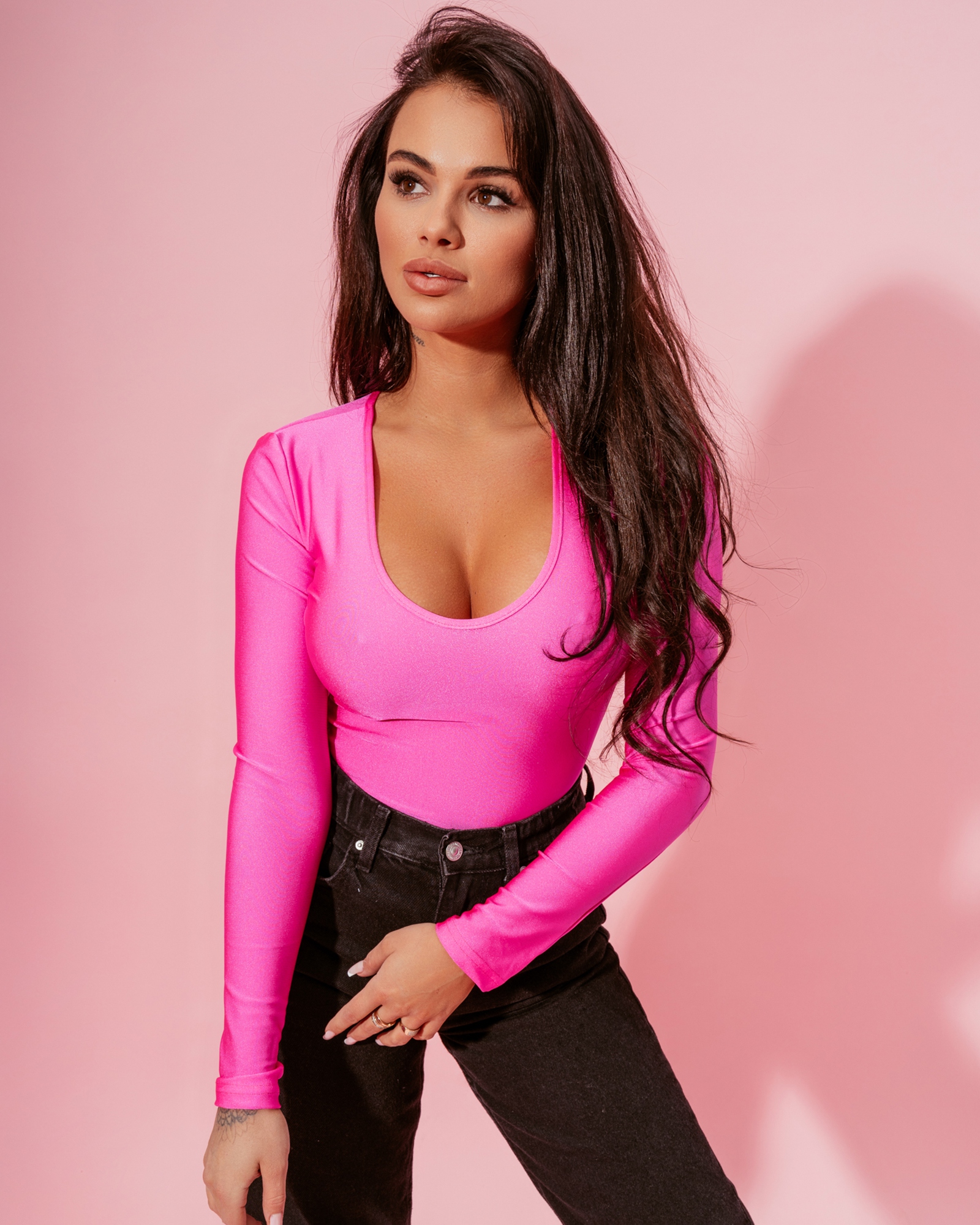 Body z dekoltem połyskujące Not amarantowe