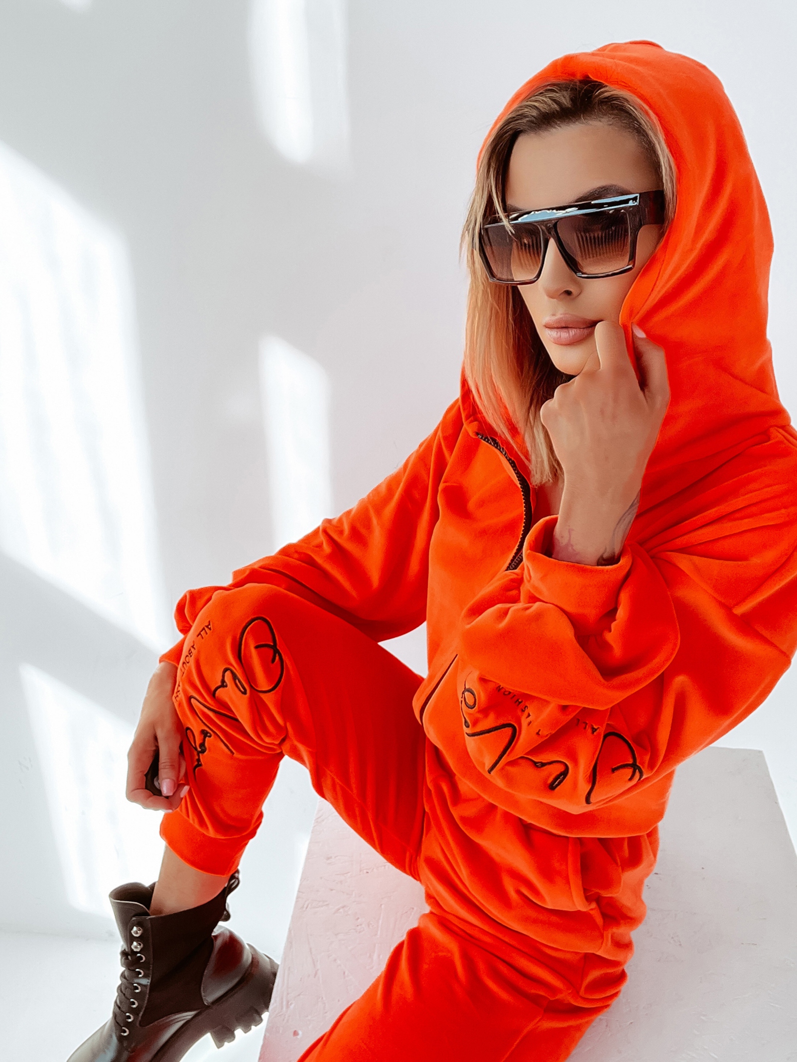 Kombinezon welurowy z kapturem All pomarańczowy