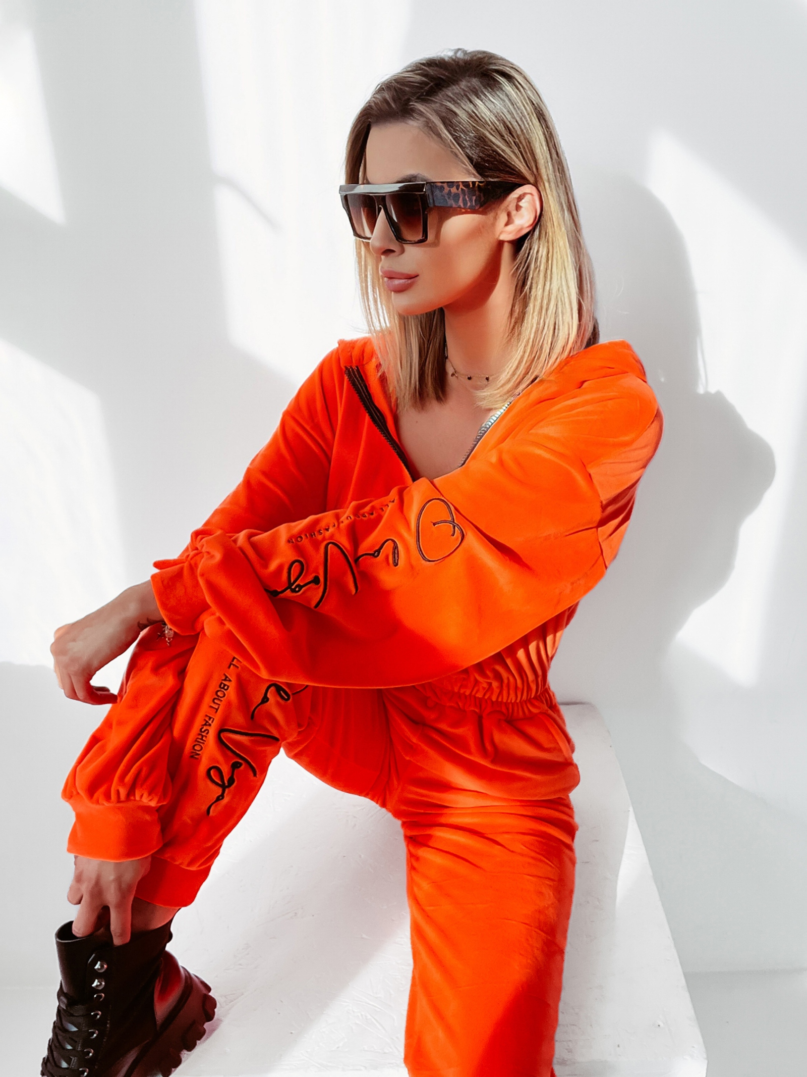 Kombinezon welurowy z kapturem All pomarańczowy