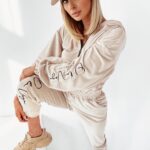 Kombinezon welurowy z kapturem All beżowy