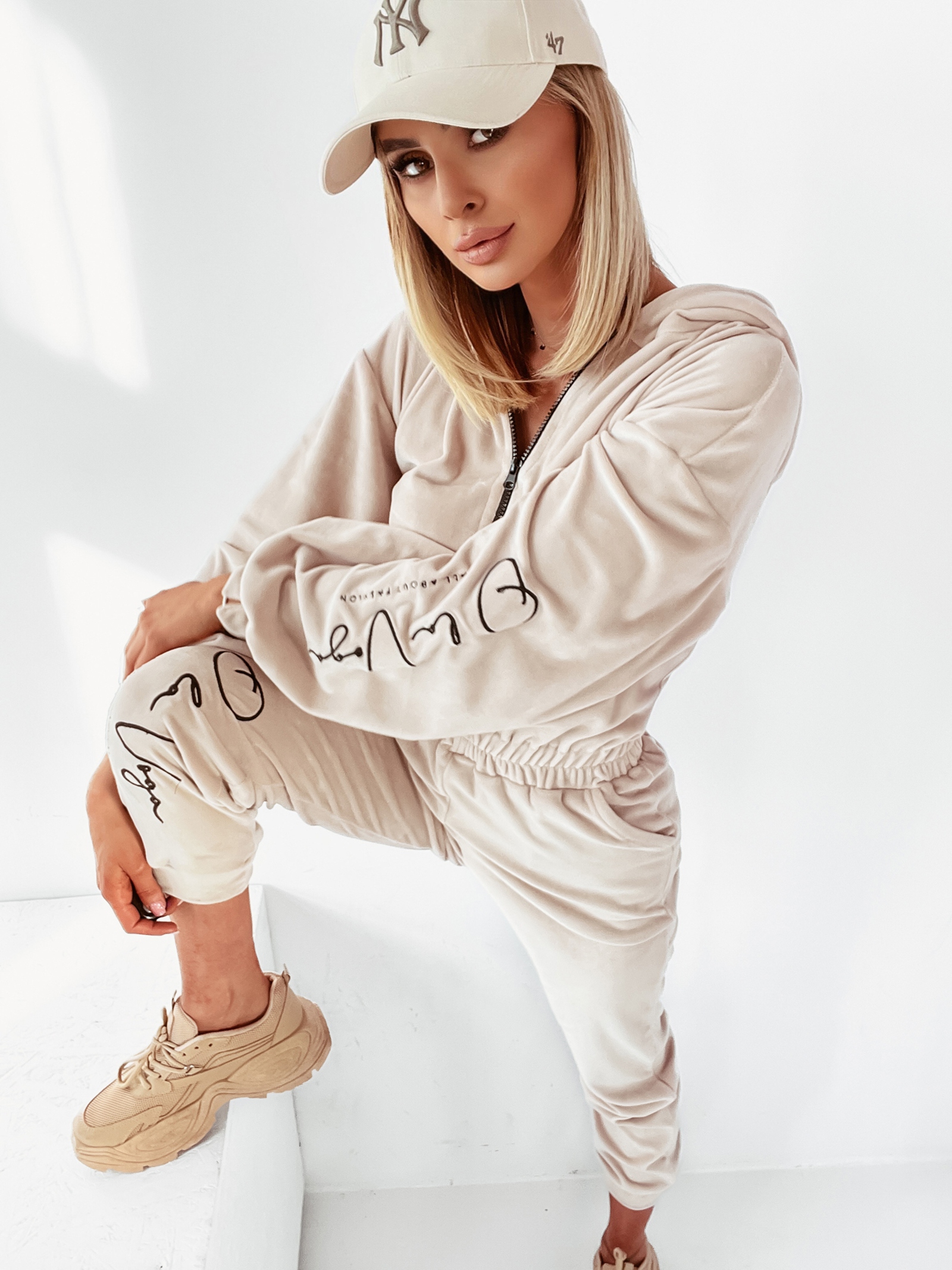 Kombinezon welurowy z kapturem All beżowy