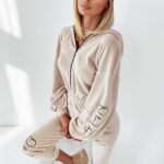 Kombinezon welurowy z kapturem All beżowy
