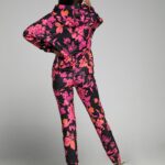 Komplet dresowy Femis czarny w różowe kwiaty