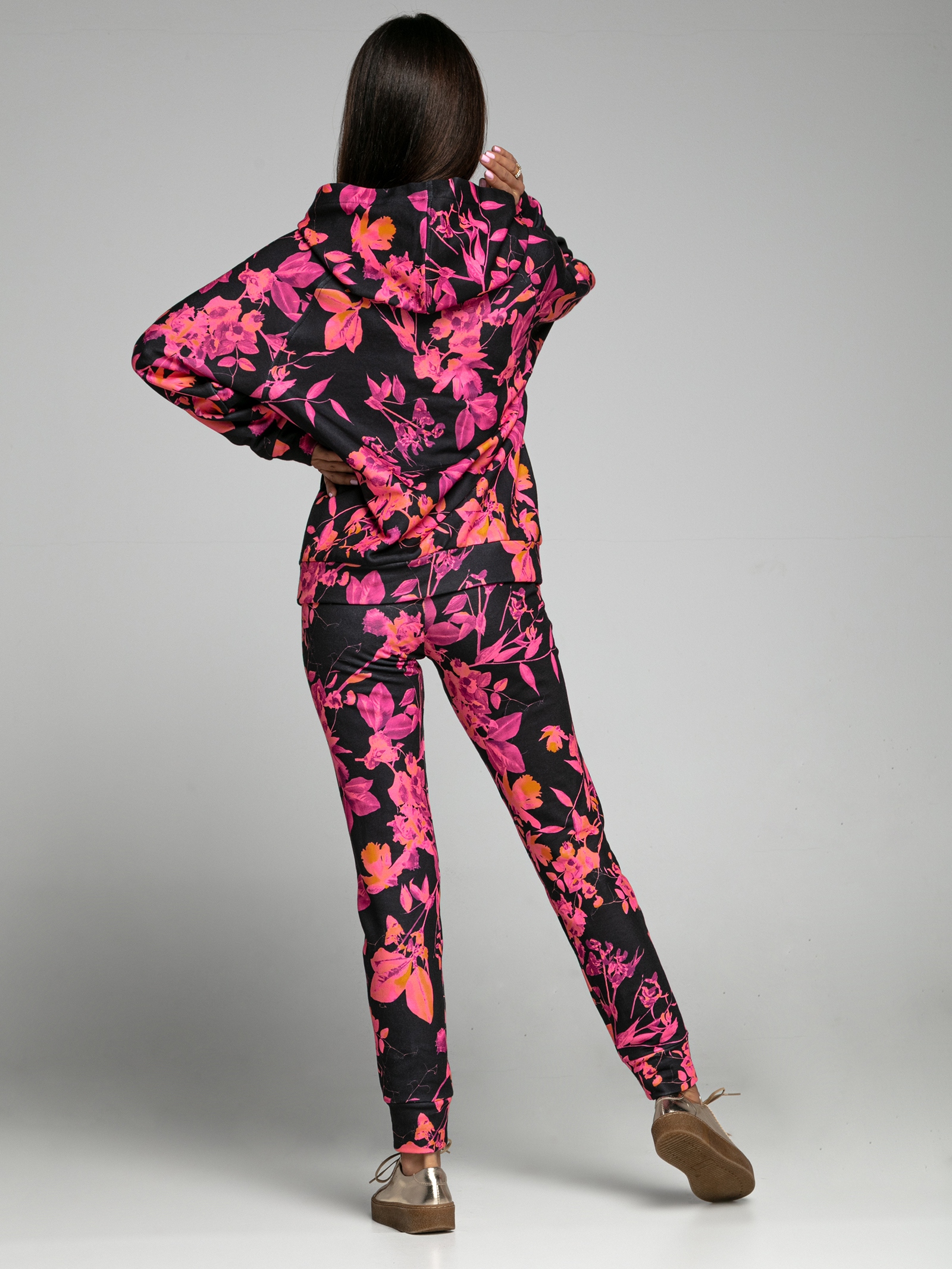 Komplet dresowy Femis czarny w różowe kwiaty