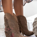 Botki z frędzlami Madam Maroco cappuccino