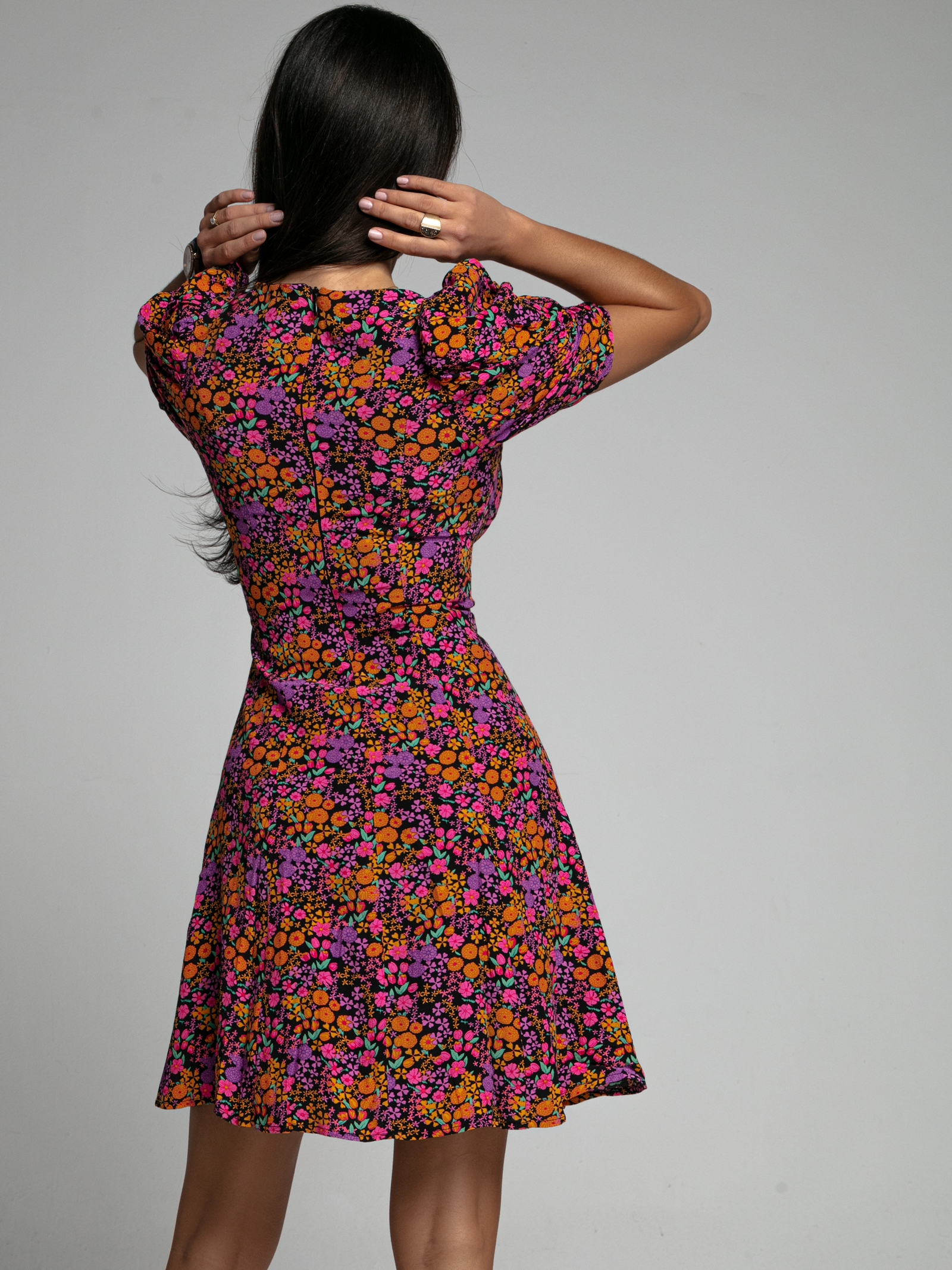 Sukienka w kwiatki Trapecio kolorowa Sukienka w kwiatki Trapecio kolorowa