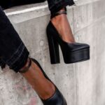 Czółenka na słupku Madam Pinkna czarne