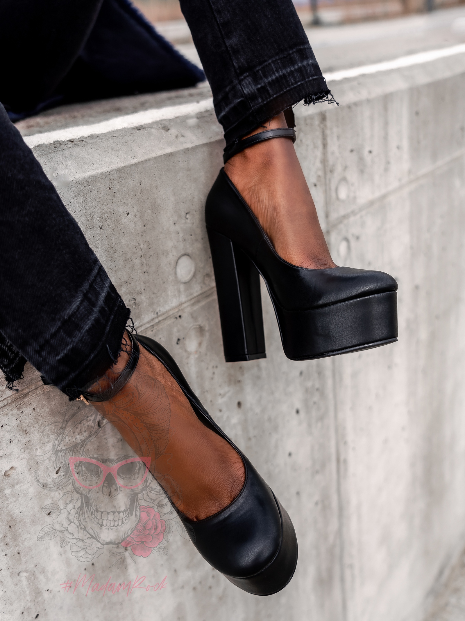 Czółenka na słupku Madam Pinkna czarne