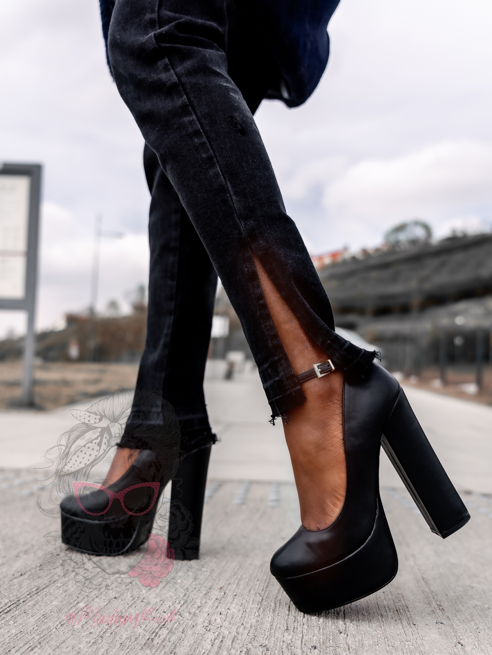 Czółenka na słupku Madam Pinkna czarne