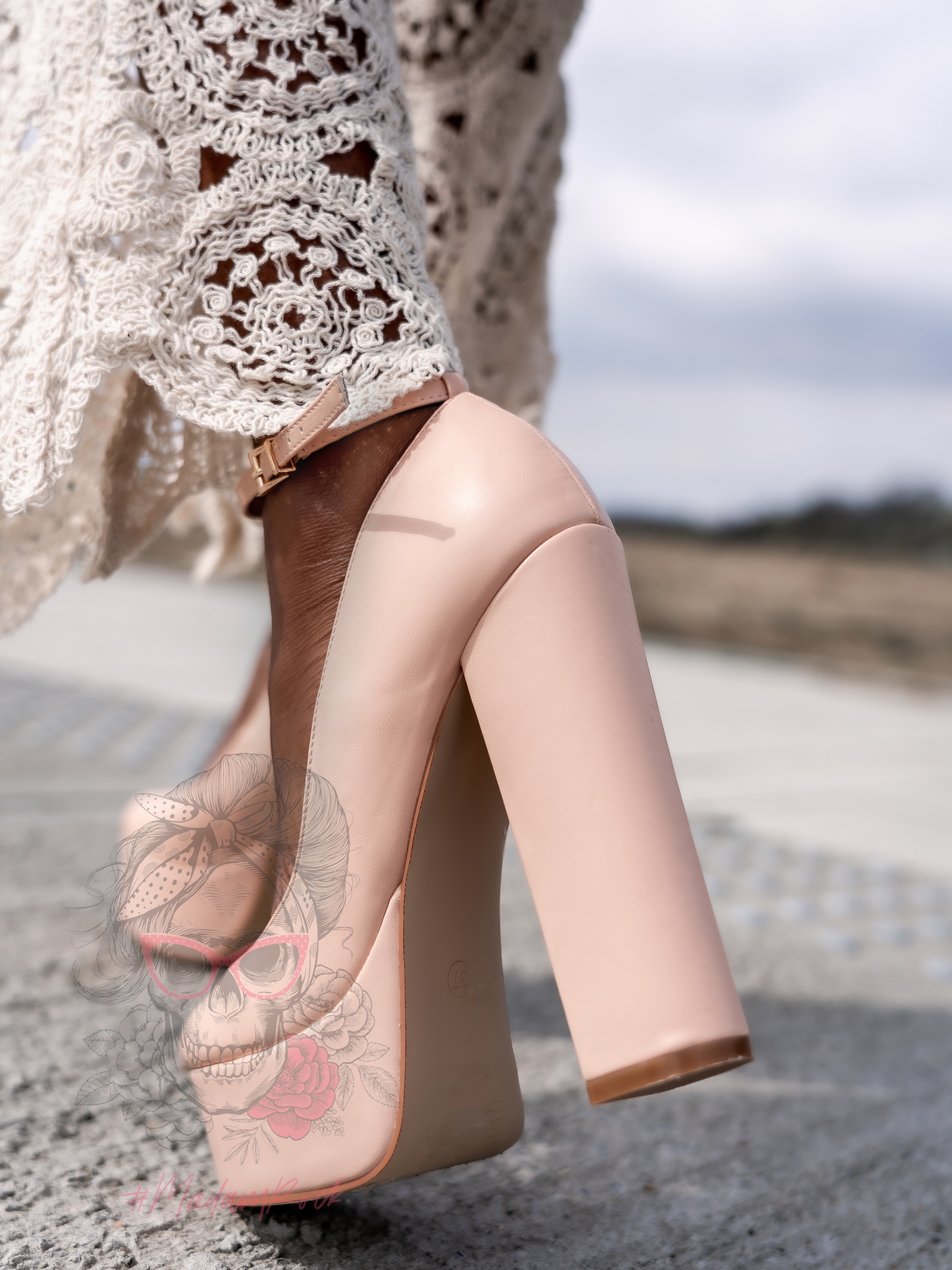 Czółenka na słupku Madam Pinkna beżowe