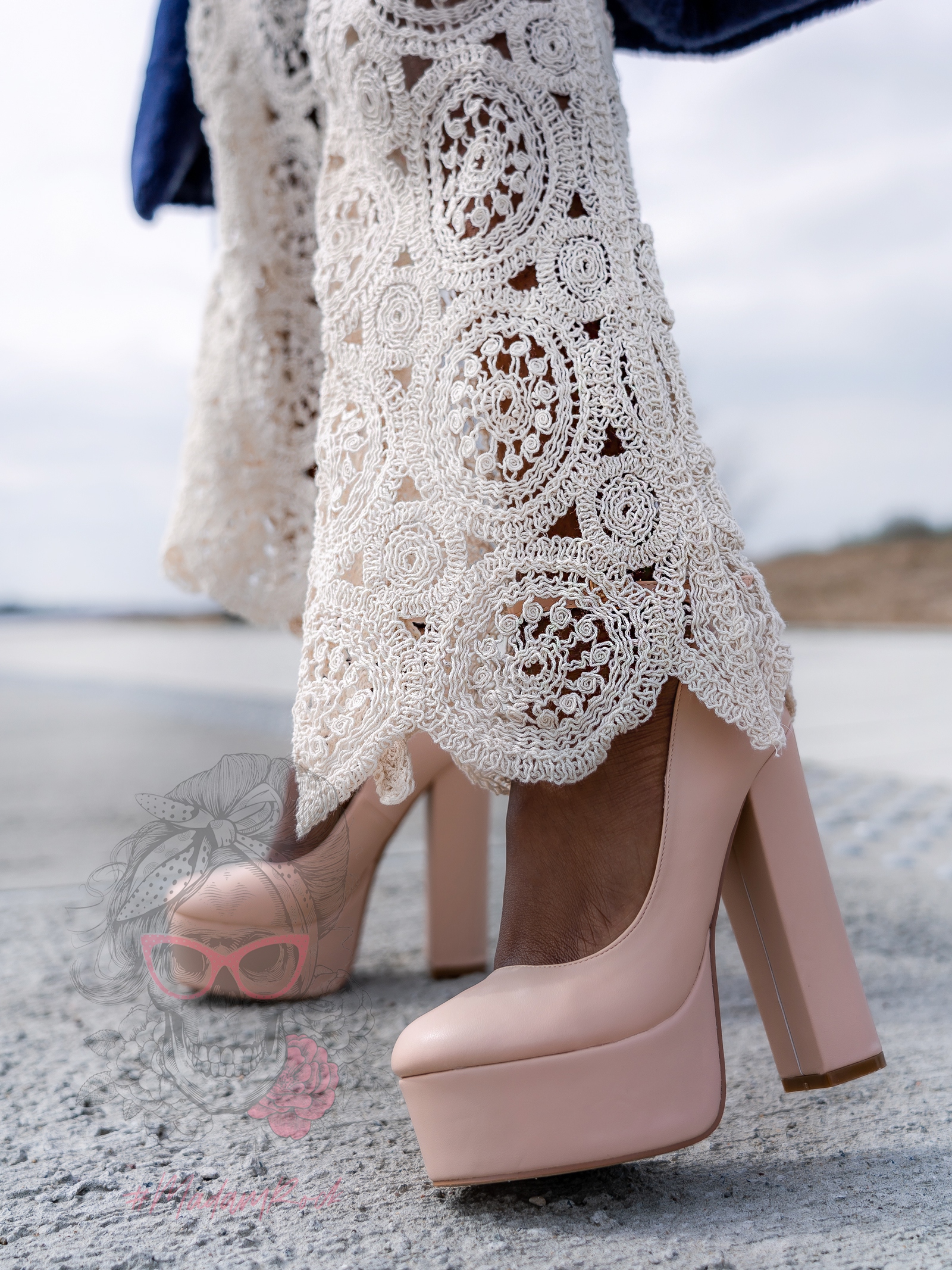 Czółenka na słupku Madam Pinkna beżowe